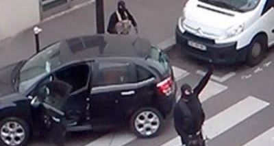Massacre do Charlie Hebdo completa um ano; populares se reúnem em homenagem