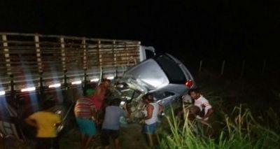 Carregado de frutas, caminhão colide com carro e mata mulher na BR-324