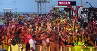 Chegada da Tocha Olímpica em Salvador leva festa e multidão ao Farol da Barra