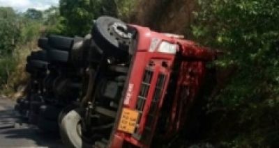 Caminhão carregado com gasolina tomba e mata motorista na BA-052