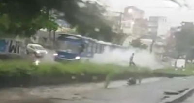 Pedestre é jogado em córrego após ônibus formar onda em alagamento na Sete Portas; veja vídeo