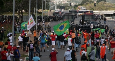 Manifestantes incendeiam prédios em Brasília; exército é acionado
