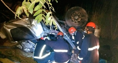 Uma pessoa morre e quatro ficam feridas em acidente envolvendo carretas na BR-242