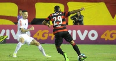 Vitória perde por 2 a 0 para o Santos e volta para a zona de rebaixamento no Brasileirão