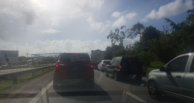 Estrada do Coco tem trânsito intenso próximo ao pedágio
