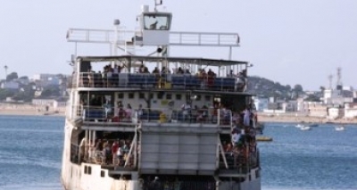 Falha no motor faz ferry ficar à deriva e demorar mais de uma hora para atracar em terminal