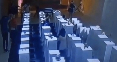 Mulher cai ao tentar tirar selfie em galeria de arte e causa prejuízo de US$ 200 mil