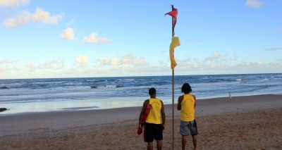 Previsão para o fim de semana é de ondas de mais de 3 metros e tempo chuvoso