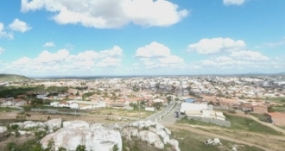 Mãe reconhece filho roubando em vídeo de assalto e entrega o adolescente à polícia