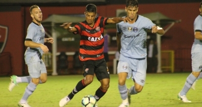 Vitória perde do Grêmio por 3 x 1 e afunda na zona de rebaixamento