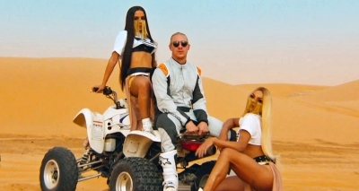 Opa! Anitta se descuida e mostra demais em novo clipe com Pabllo Vittar