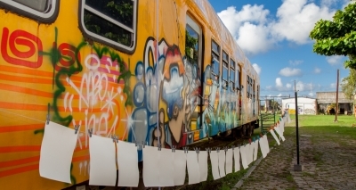 Vagão de trem é utilizado como câmera fotográfica e laboratório no Subúrbio Ferroviário