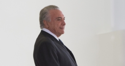 Temer exonera dez ministros para tentar barrar denúncia na Câmara
