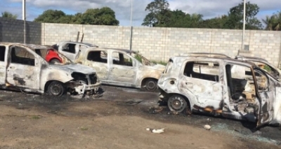 Santo Estêvão: dupla invade garagem da prefeitura e ateia fogo em carros