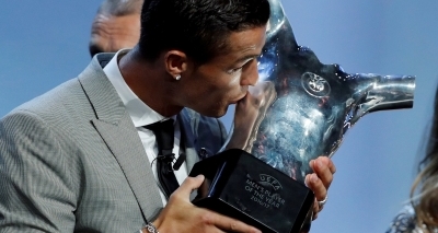 Cristiano Ronaldo supera Messi e leva prêmio de melhor jogador da Europa