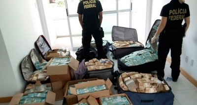 Malas de dinheiro são encontradas em
