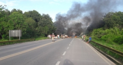Manifestantes queimam objetos e bloqueiam BA-524 por falta de água