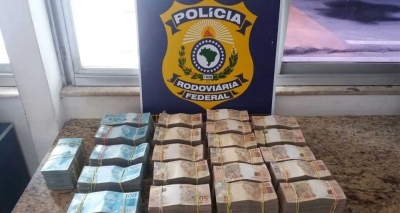 Vitória da Conquista: PRF acha R$ 700 mil dentro de mala transportada em ônibus