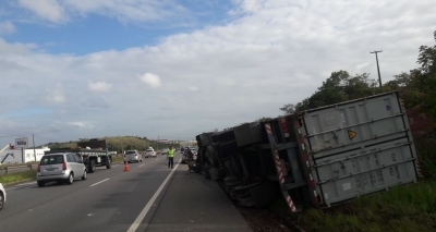 Pedestre morre após ser atropelado por caminhão na Via Parafuso