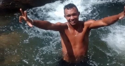 Jogador de futebol é morto a facadas após discussão com vizinho em Itamaraju