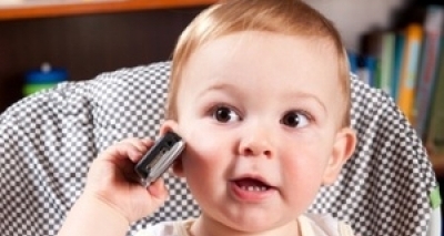 Bebê de 2 anos brinca com celular e faz transmissão ao vivo do banho da mãe 