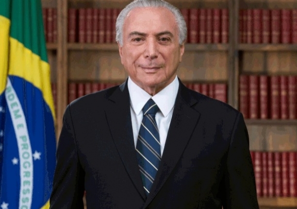 Sem faixa da presidência, governo divulga novo retrato oficial de Temer