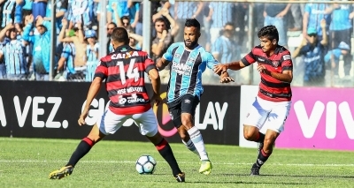 Vitória segura pressão e arranca empate do Grêmio em 1 a 1 fora de casa