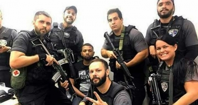 Selfies de policiais ao lado de chefe do tráfico preso geram polêmica