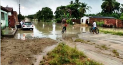Fortes chuvas provocam deslizamentos e ruas alagadas em Itapebi