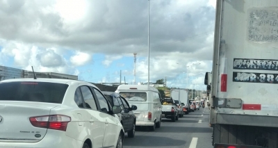 Acidente causa congestionamento na BR-324 sentido Feira de Santana
