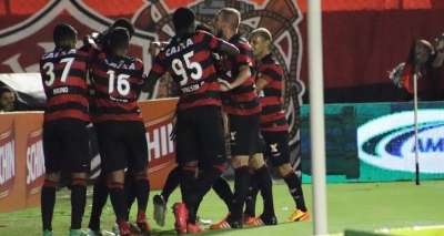 Vitória goleia o Ferroviário por 4 a 1 e volta a vencer no Barradão