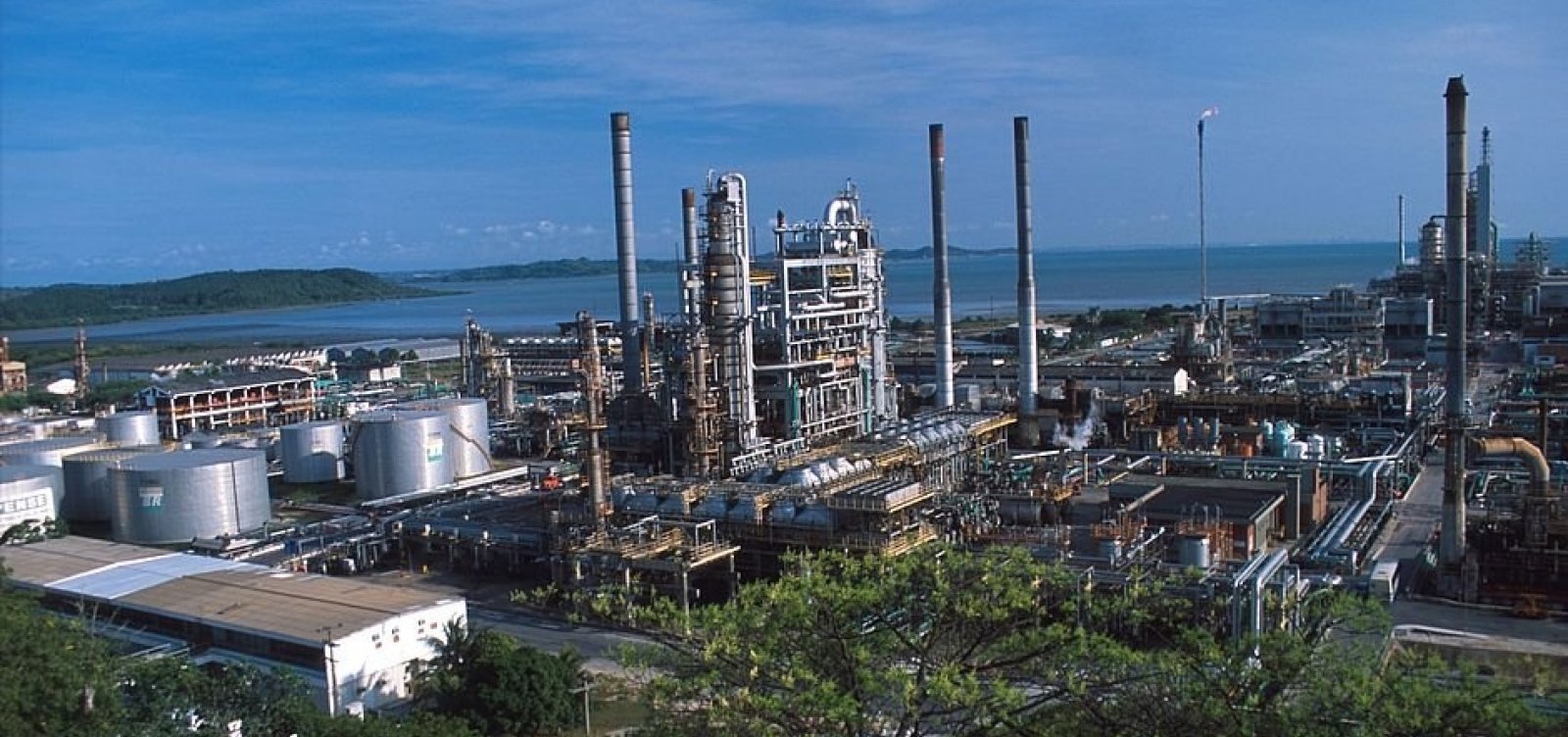 Resultado de imagem para Petrobras e Cade vão assinar, ainda este mês, acordo para vender refinarias