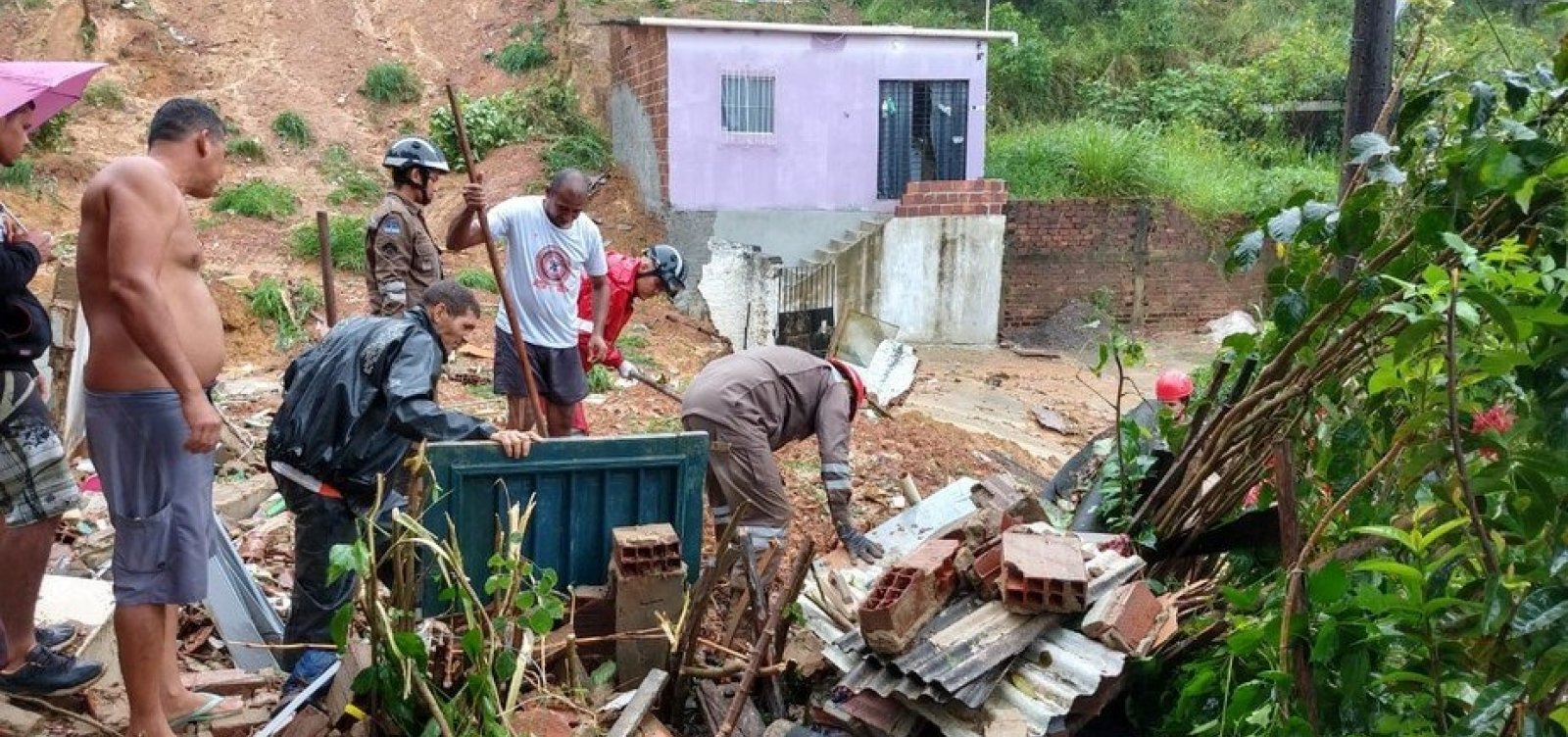 Resultado de imagem para RECIFE deslizamento 12 MORTOS