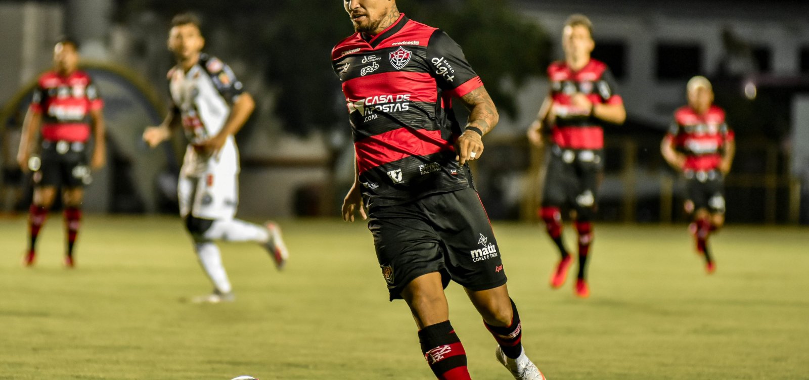 [Na zona de rebaixamento, Vitória precisa vencer Chapecoense neste domingo]