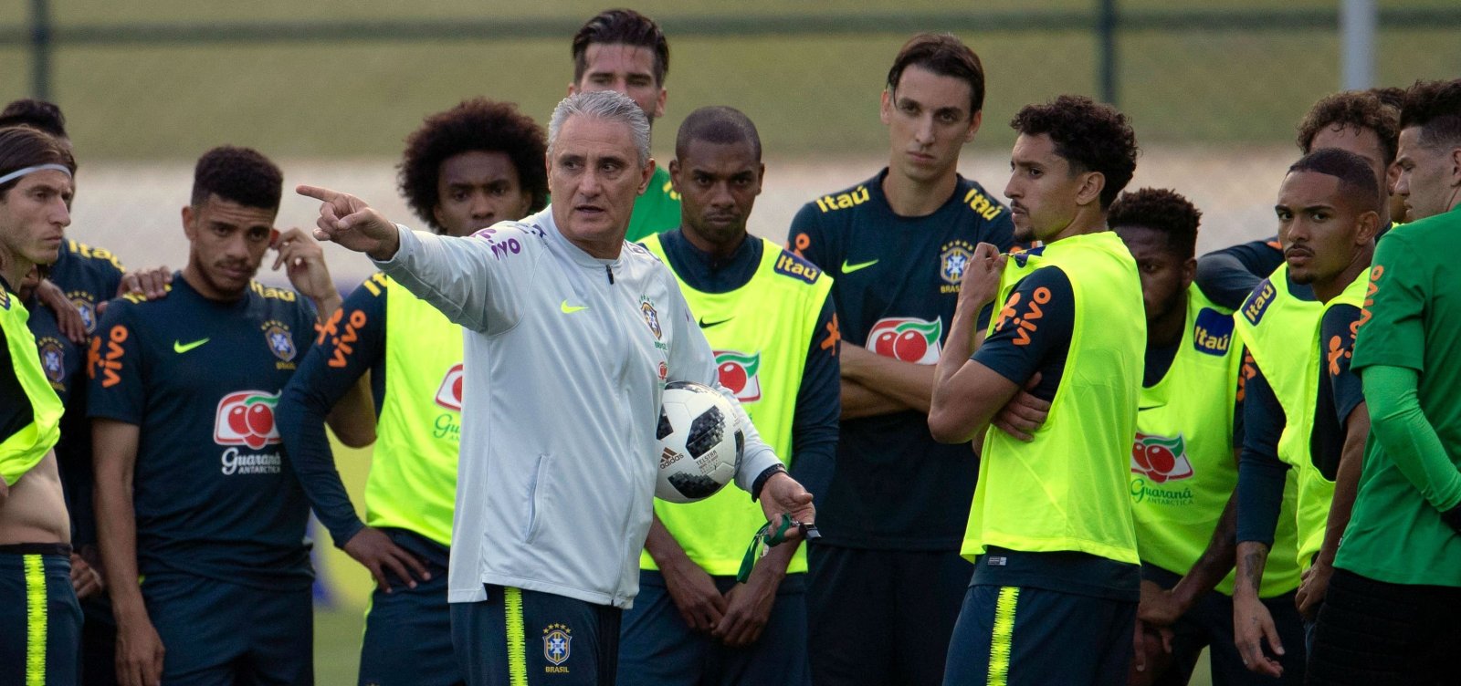 [SeleÃ§Ã£o tem treino invadido com direito a ovada e Fred em campo]