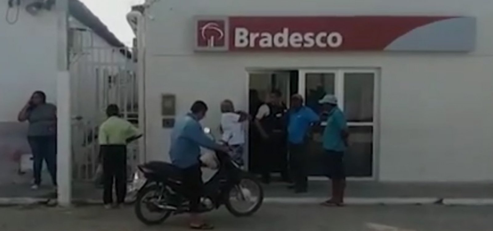 [Bandidos explodem agência de Abaré e fogem de barco após roubo]