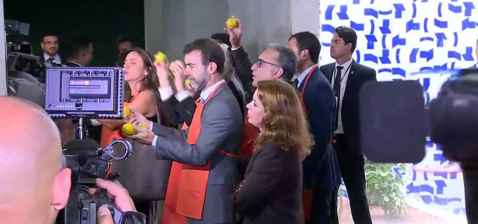 [OposiÃ§Ã£o leva laranjas a Bolsonaro durante apresentaÃ§Ã£o proposta de reforma da PrevidÃªncia]