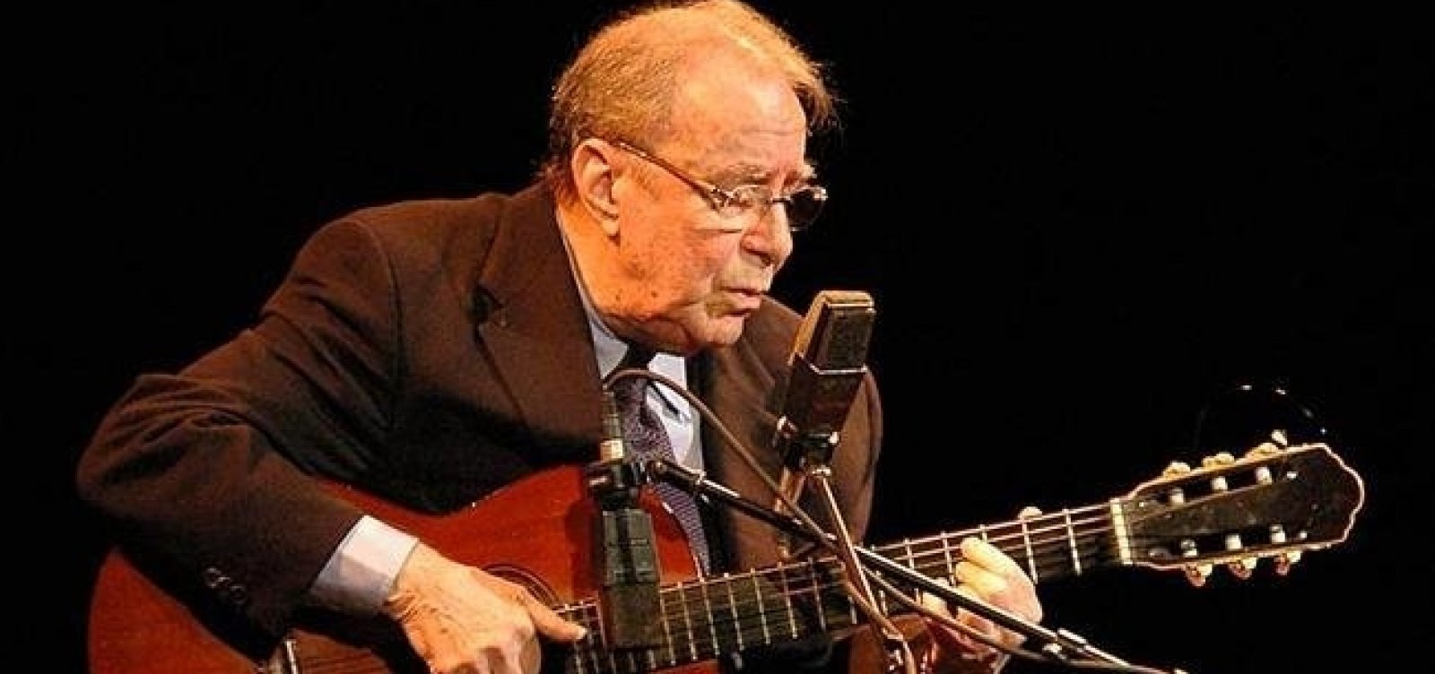 [João Gilberto morre aos 88 anos]