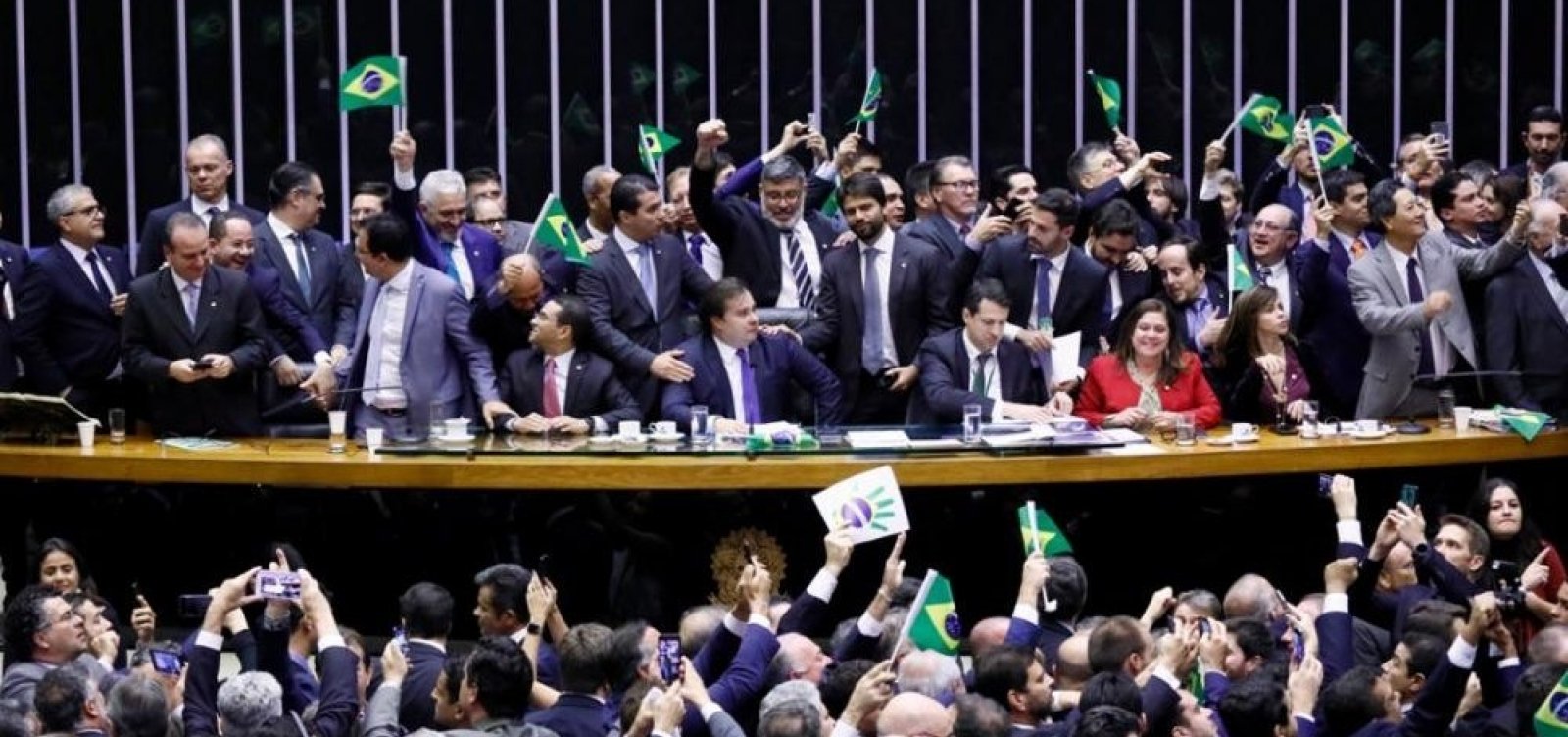 [Ameaça do Centrão fez Maia suspender votação após aprovar texto-base da reforma ]