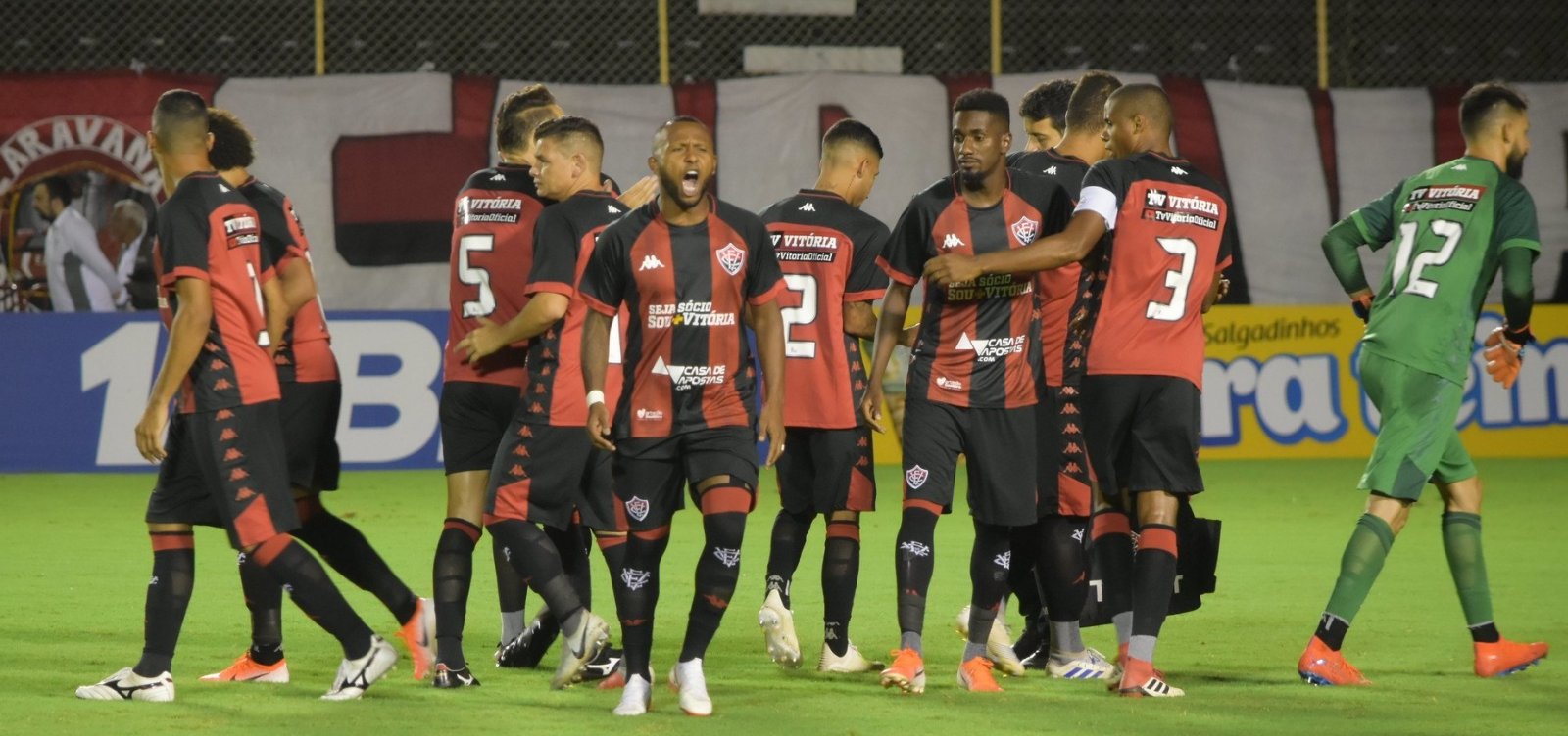 [Vitória desencanta na Série B e vence Criciúma com dois gols de Anselmo Ramon]