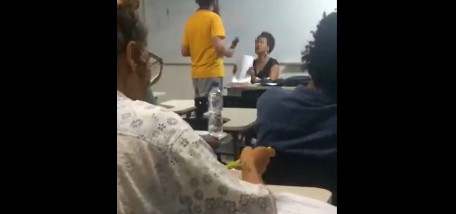 ['Situação absurda e insustentável', diz professora negra após aluno se recusar a receber avaliação]