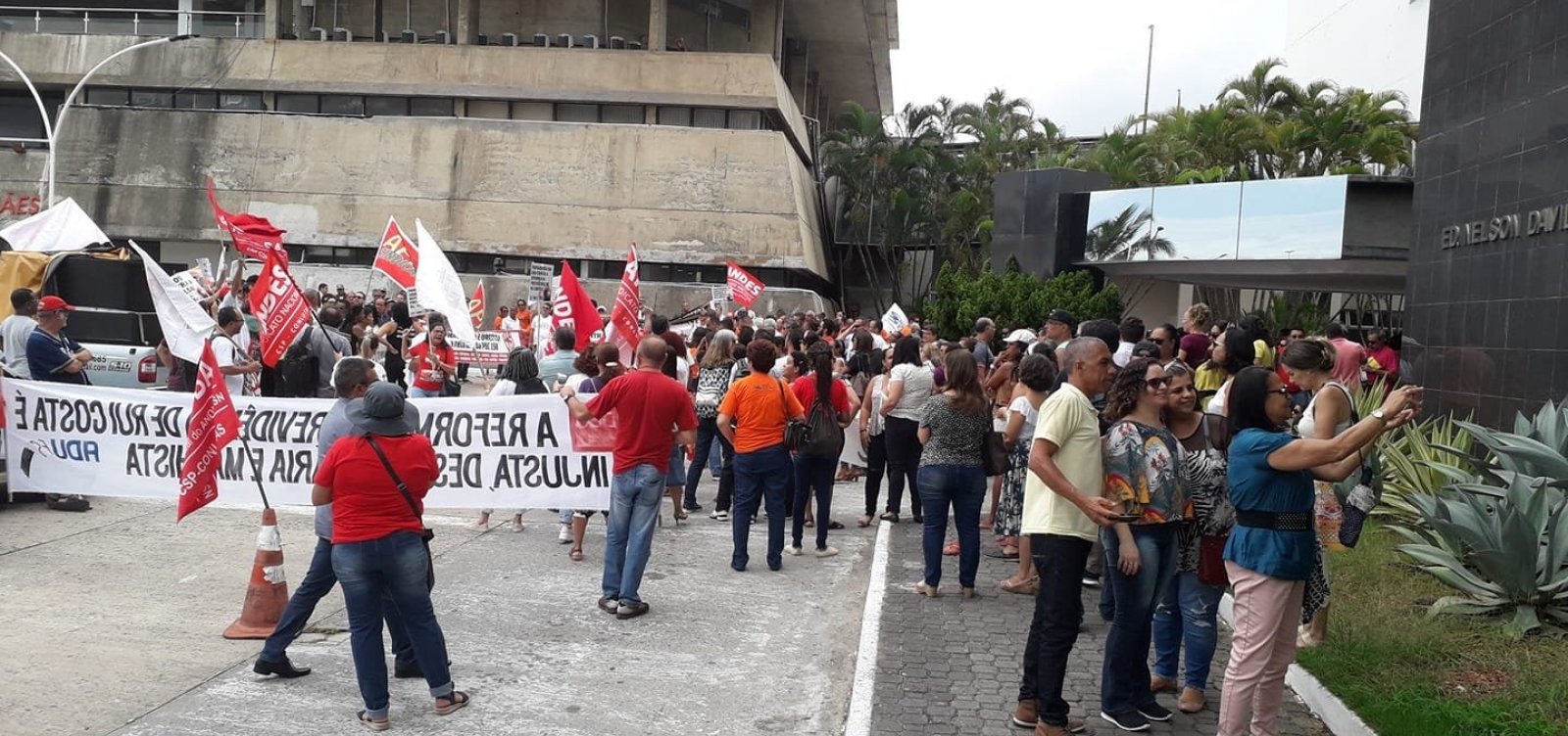 [Servidores divulgam carta e fazem protesto contra Reforma da Previdência baiana ]