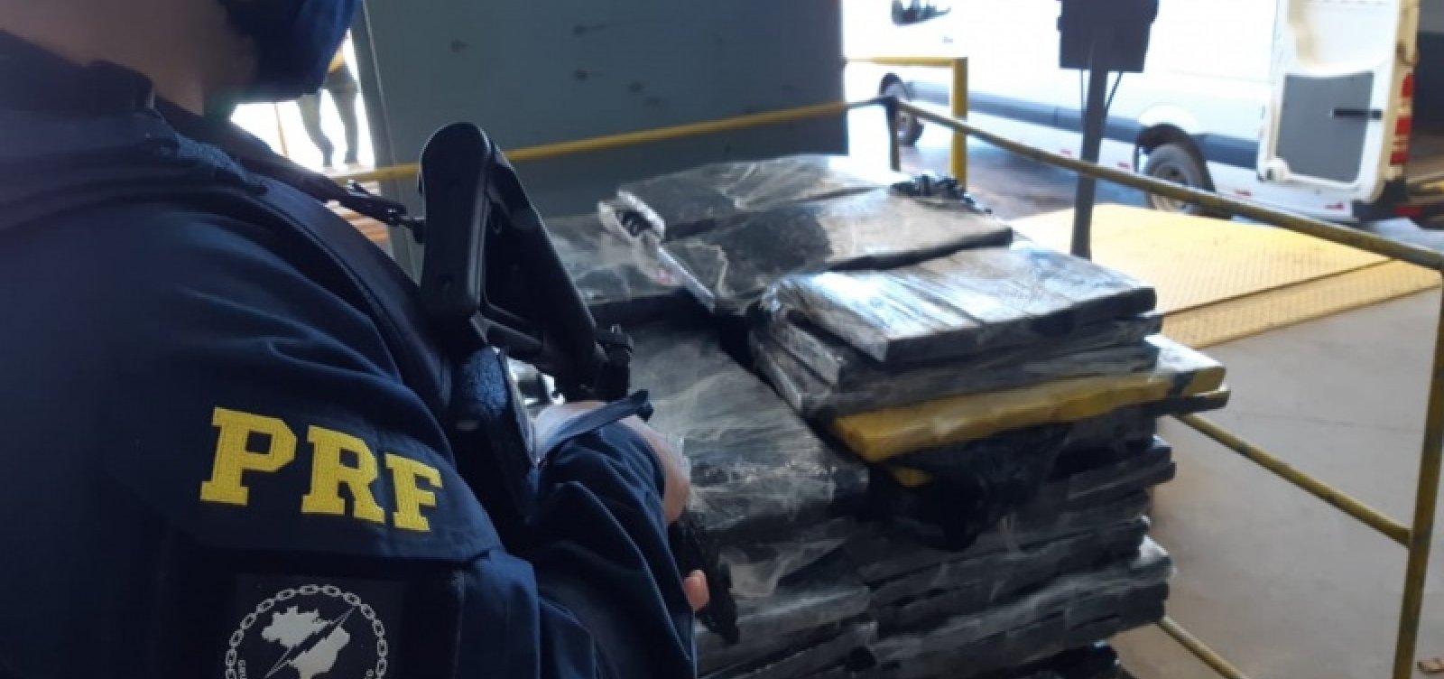 [Casal é preso após ser flagrado transportando 449 kg de maconha na BR-020]